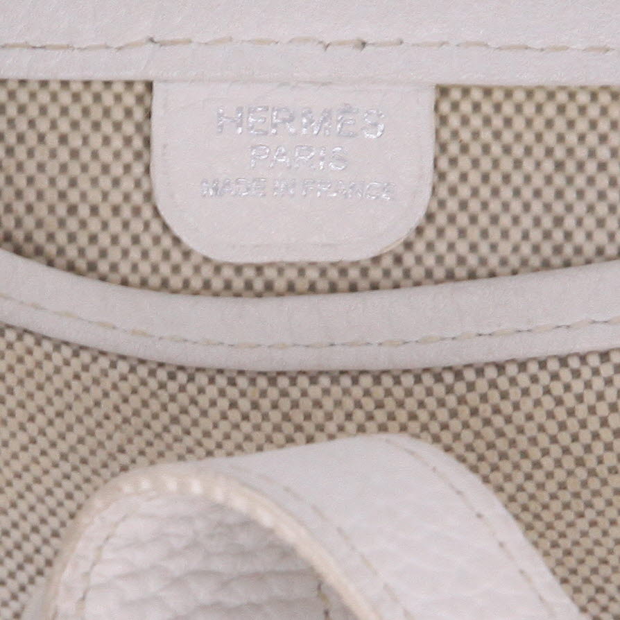 Sac bandoulière Hermès  Evelyne en toile beige et cuir togo blanc - Detail D2
