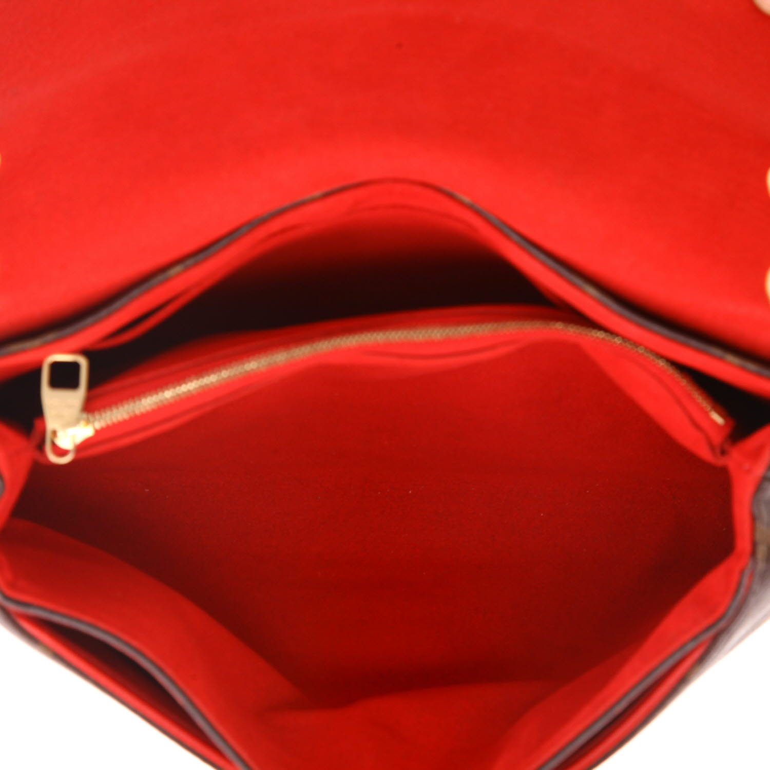 Bolso bandolera Louis Vuitton  Pallas en lona Monogram marrón y cuero rojo - Detail D3