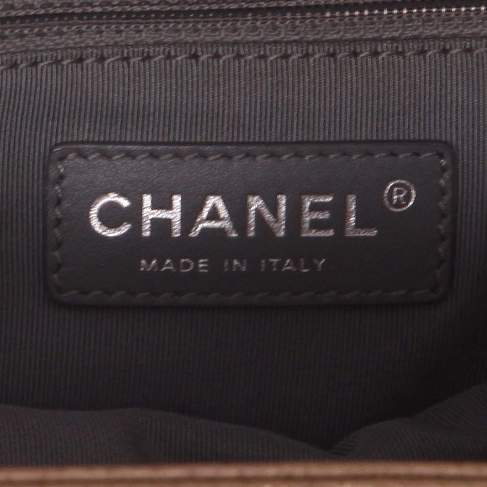 Bolso de mano Chanel   en cuero granulado color topo - Detail D2