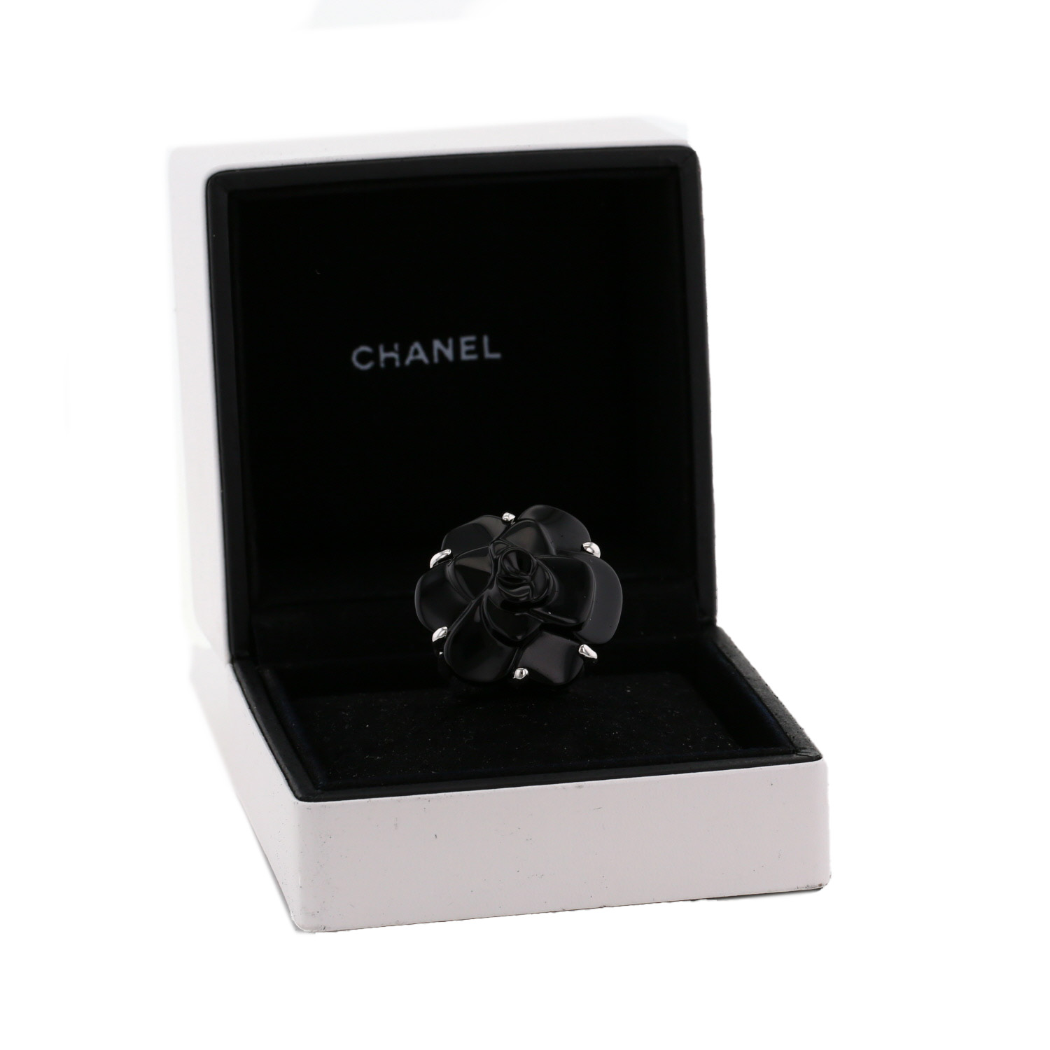 Sortija Chanel Camelia modelo grande de oro blanco y ónix - Detail D2