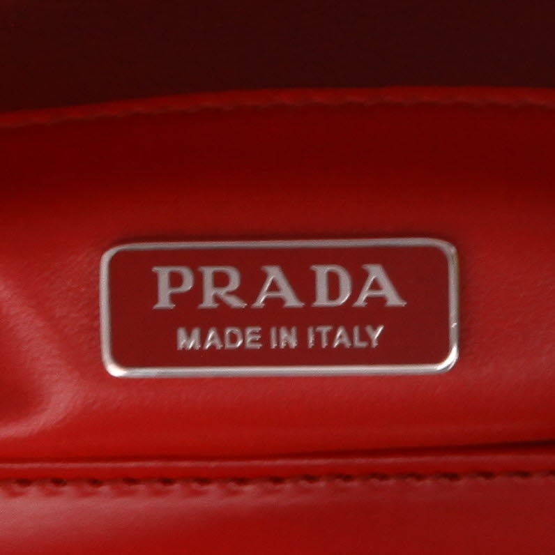 Prada   handbag  in red patent leather - Detail D2