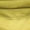Bolso de mano Bottega Veneta  Cassette en ante amarillo - Detail D2 thumbnail