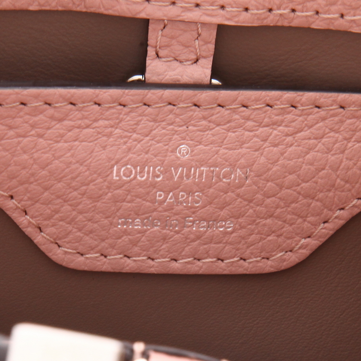 Sac bandoulière Louis Vuitton  Capucines BB en cuir grainé rose - Detail D2