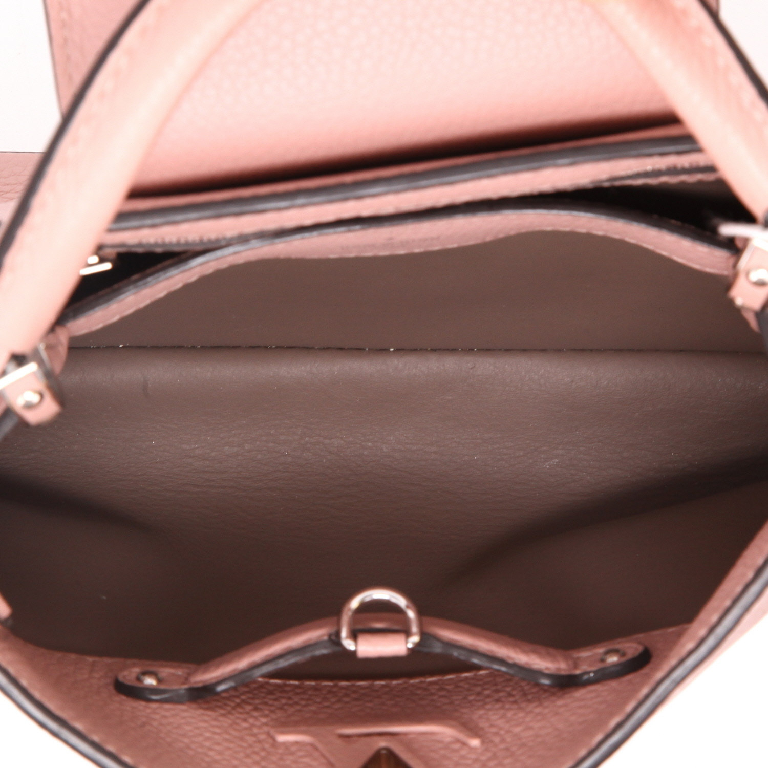 Bolso bandolera Louis Vuitton  Capucines BB en cuero granulado rosa - Detail D3