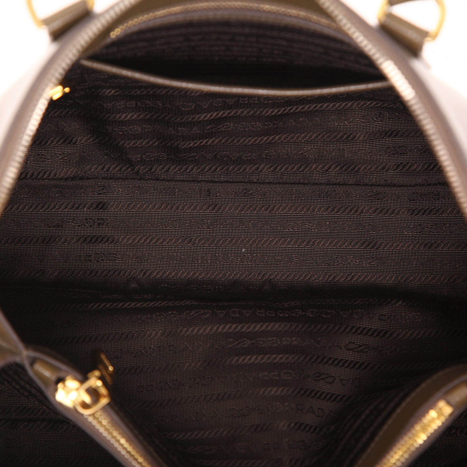 Bolso de mano Prada  Promenade en charol verde aceituna - Detail D4