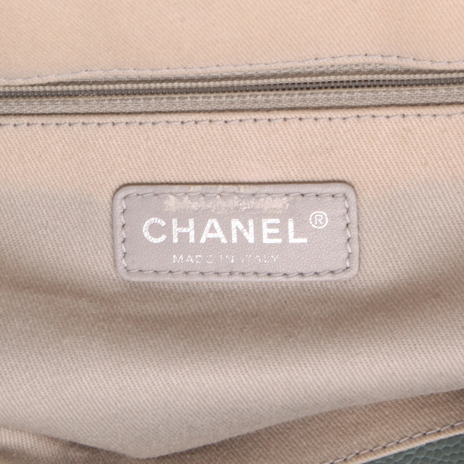 Sac cabas Chanel  Deauville en cuir vert - Detail D2