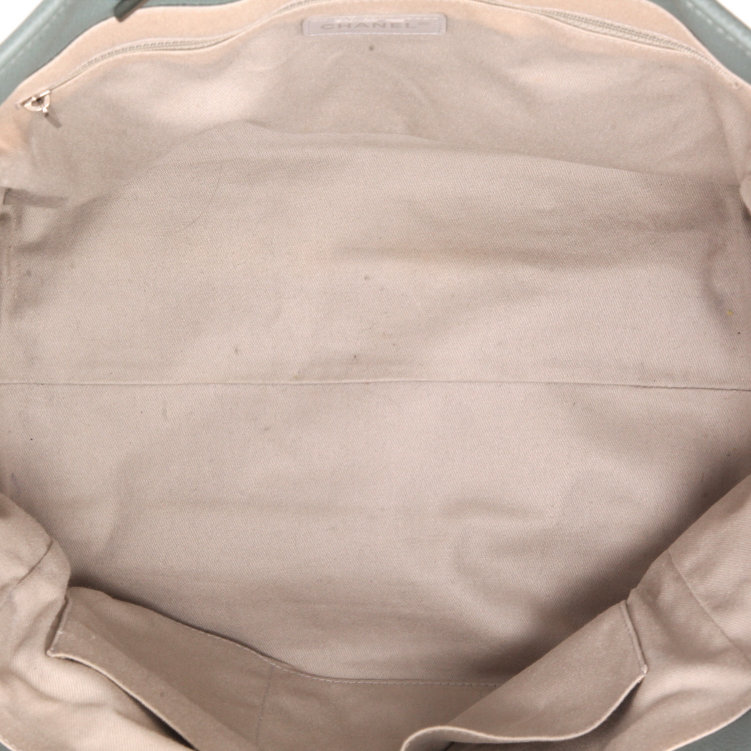 Sac cabas Chanel  Deauville en cuir vert - Detail D3