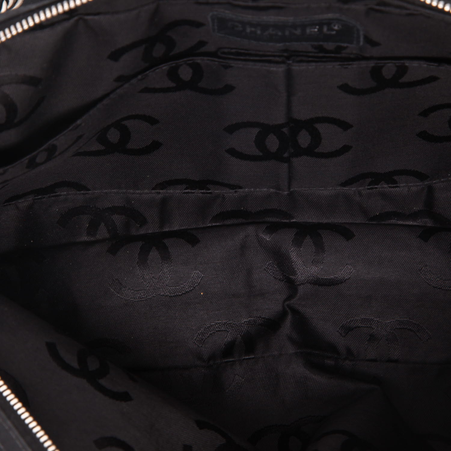 Sac à main Chanel Timeless Classic en toile nylon noire - Detail D3