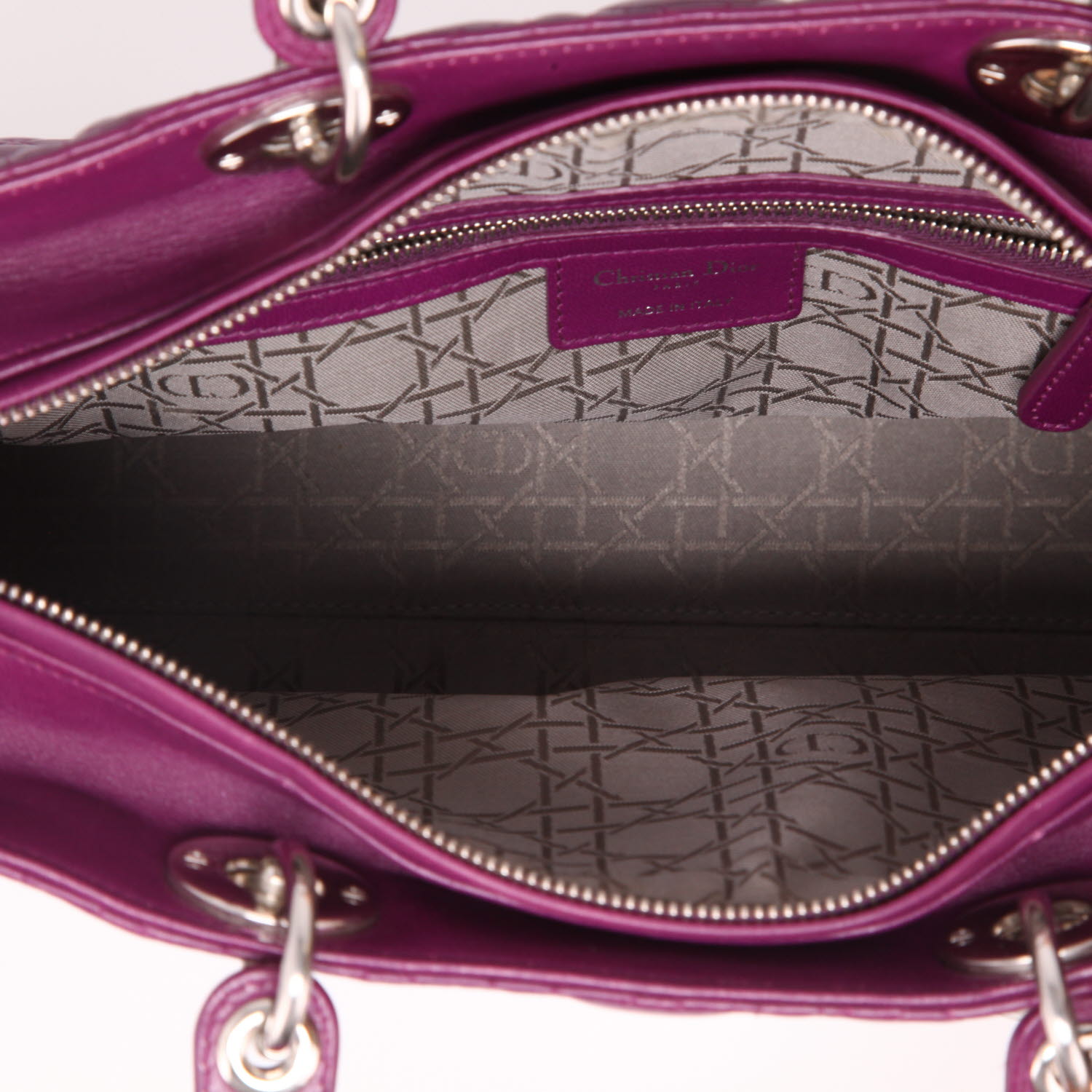 Bolso de mano Dior  Lady Dior modelo grande  en cuero cannage violeta - Detail D3