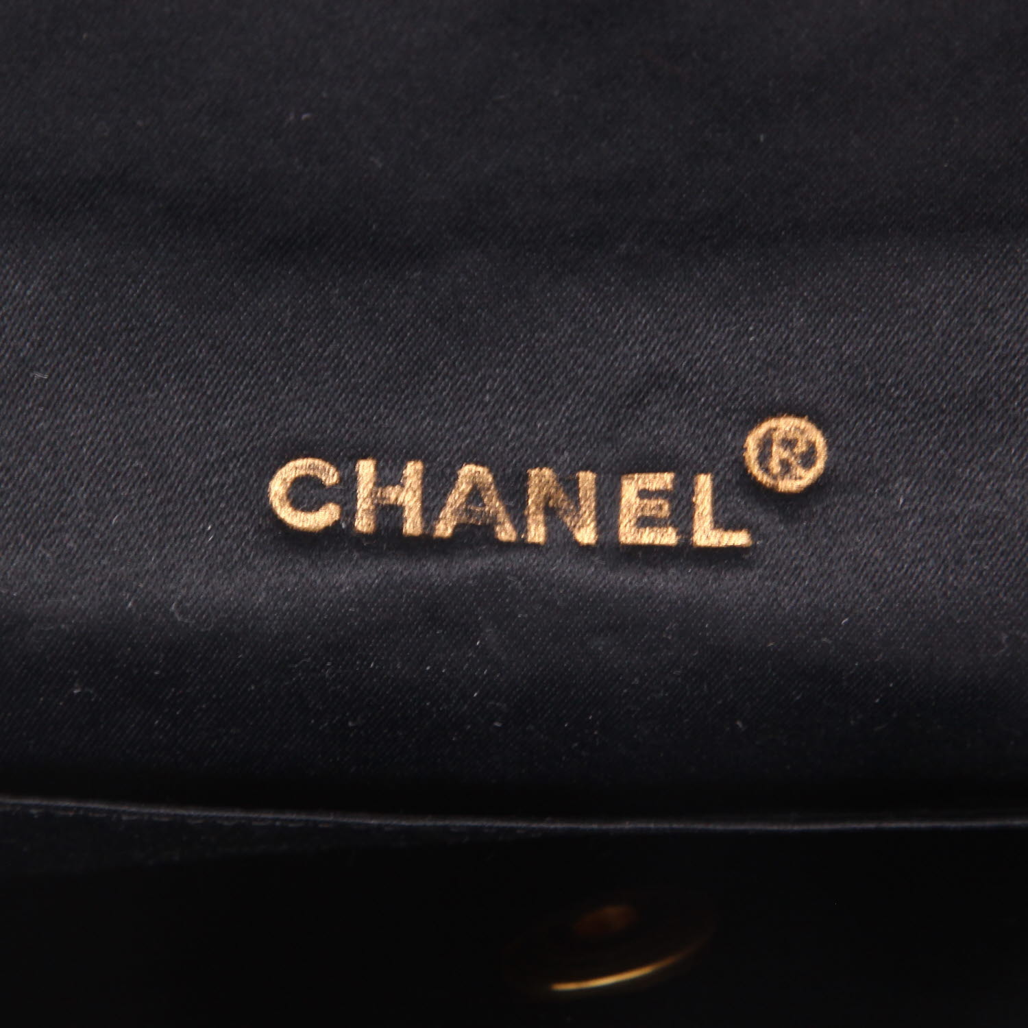 Bolso bandolera Chanel  Vintage en satén negro - Detail D2