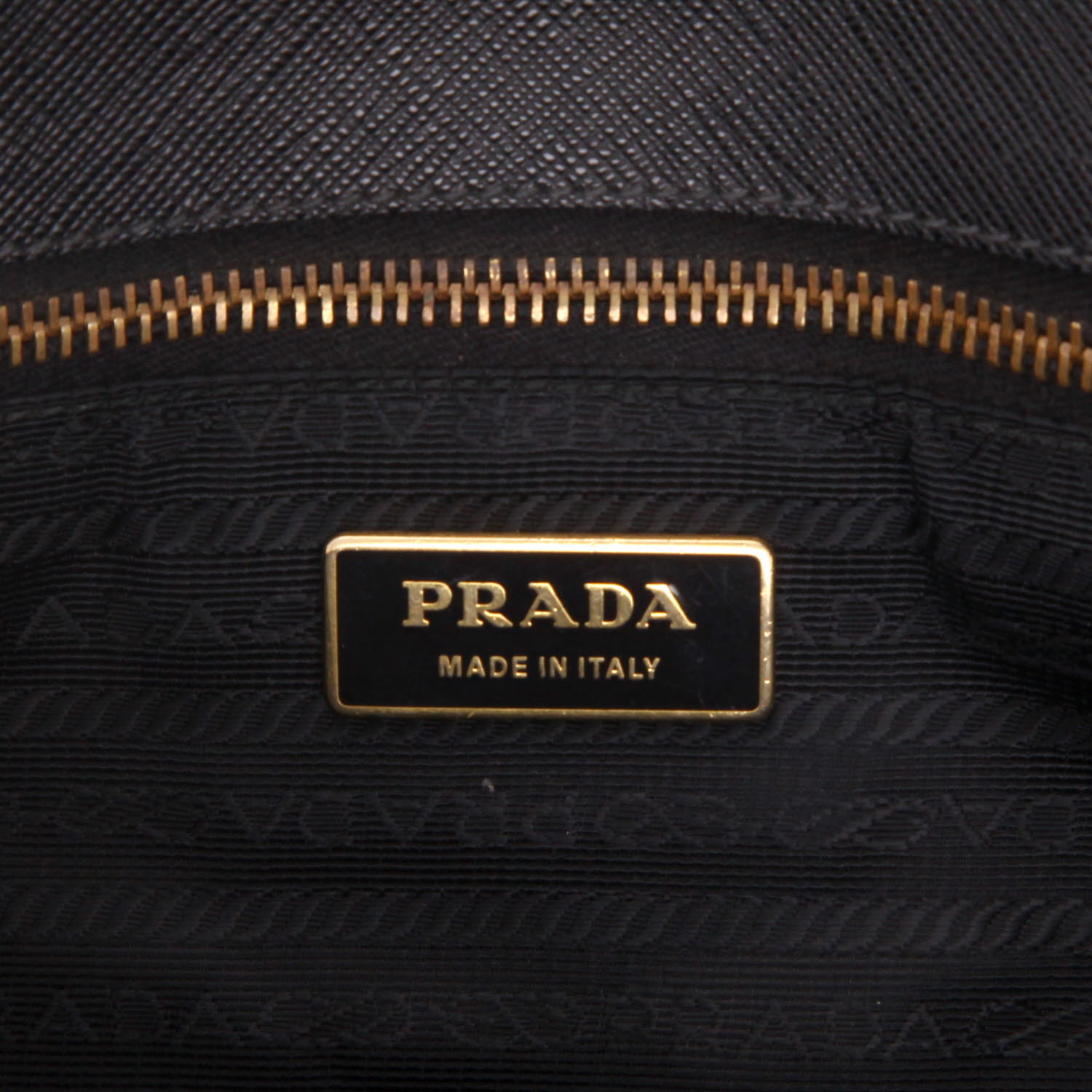Sac à main Prada   en cuir saffiano noir - Detail D2