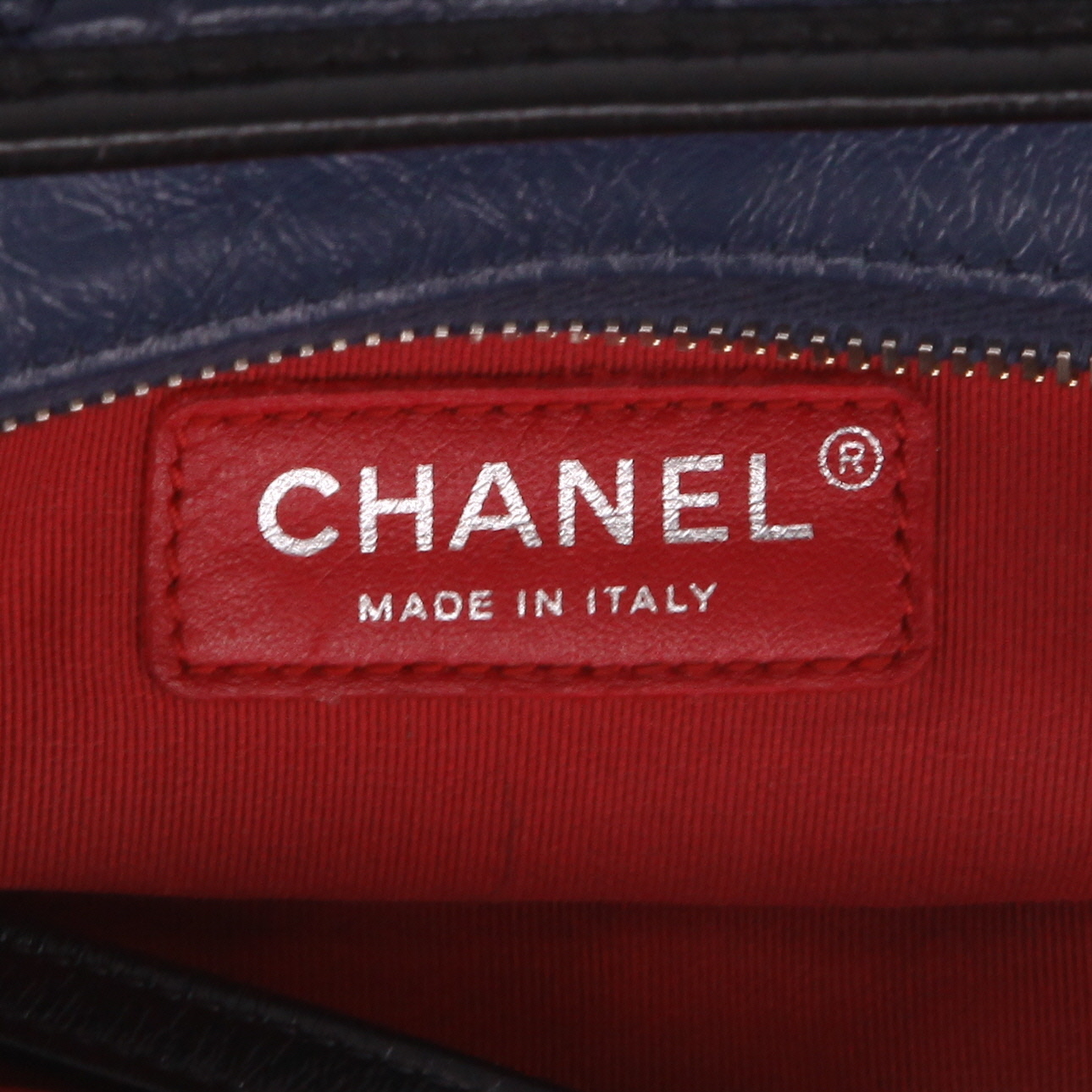 Sac bandoulière Chanel  Gabrielle  moyen modèle  en cuir matelassé bleu et cuir lisse noir - Detail D2