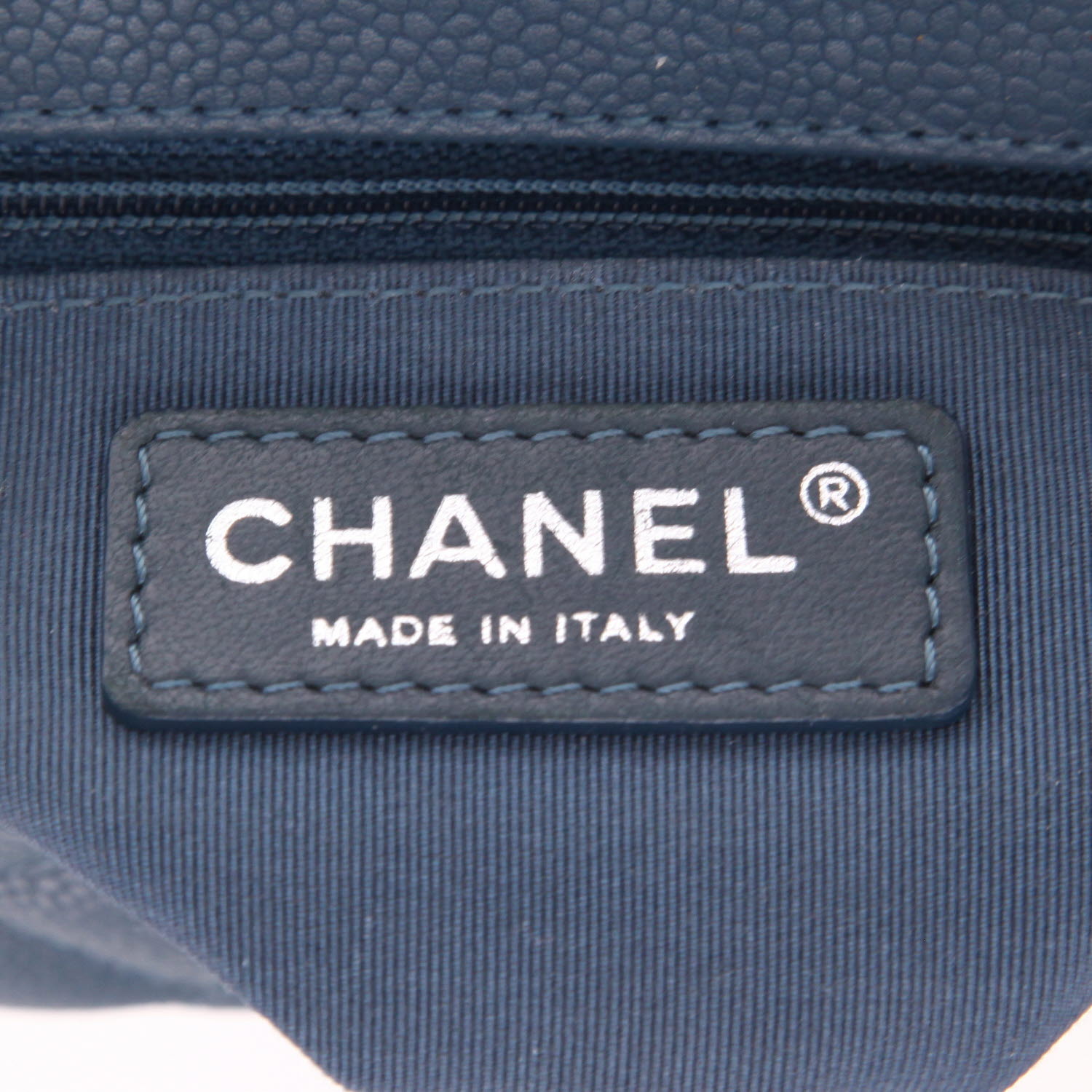 Bolso bandolera Chanel   en cuero granulado acolchado azul - Detail D2