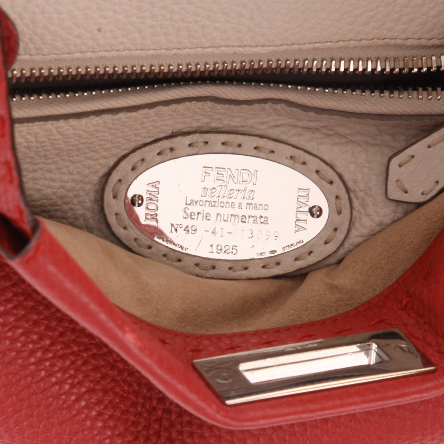 Borsa a tracolla Fendi  Peekaboo Selleria modello medio  in pelle martellata rossa - Detail D2