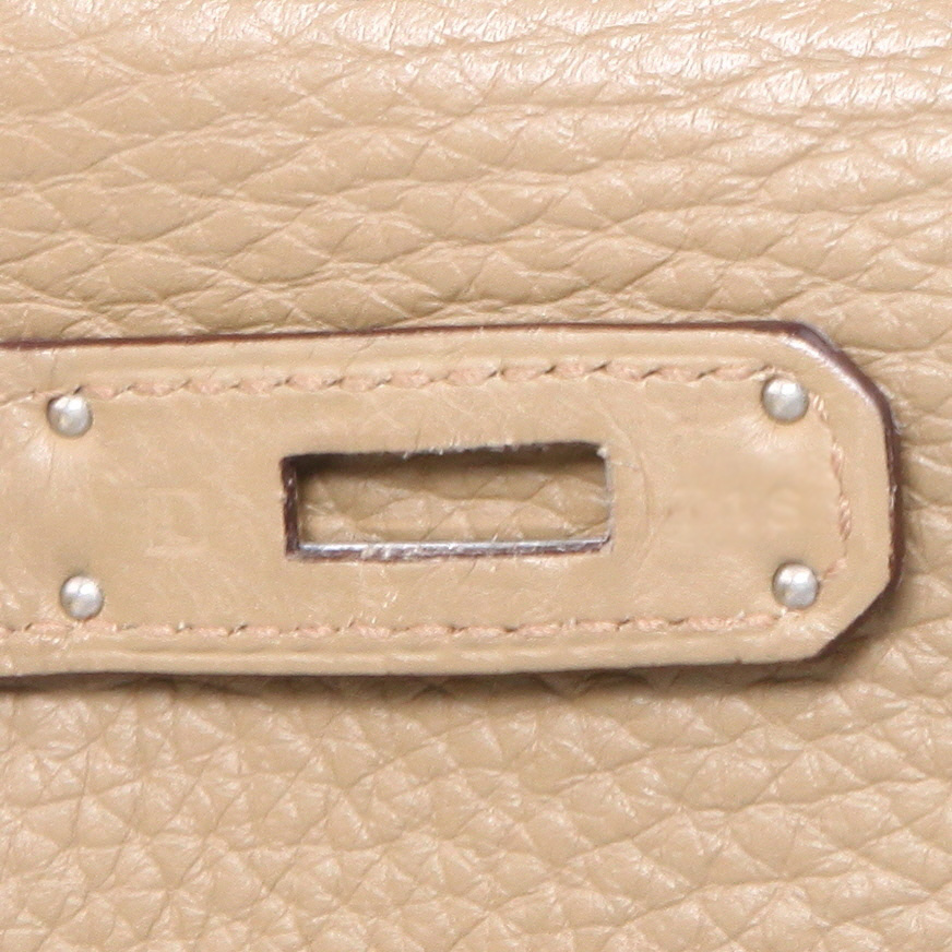 Bolso de mano Hermès  Kelly 32 cm en cuero taurillon clémence beige - Detail D4