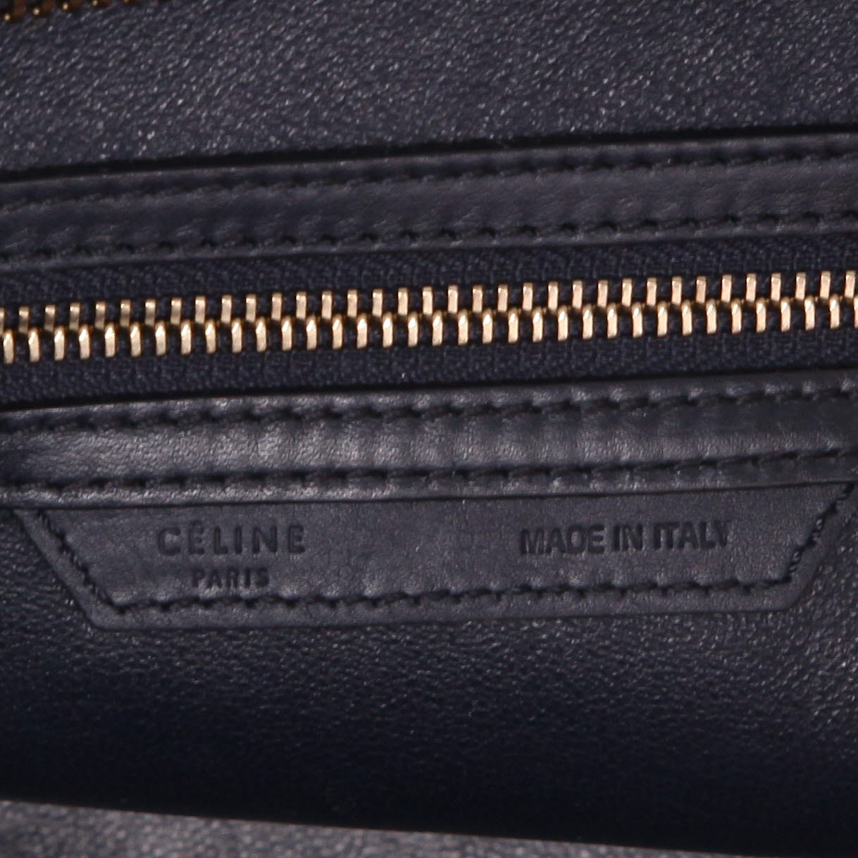 Bolso de mano Celine  Luggage modelo mediano  en cuero azul marino - Detail D2