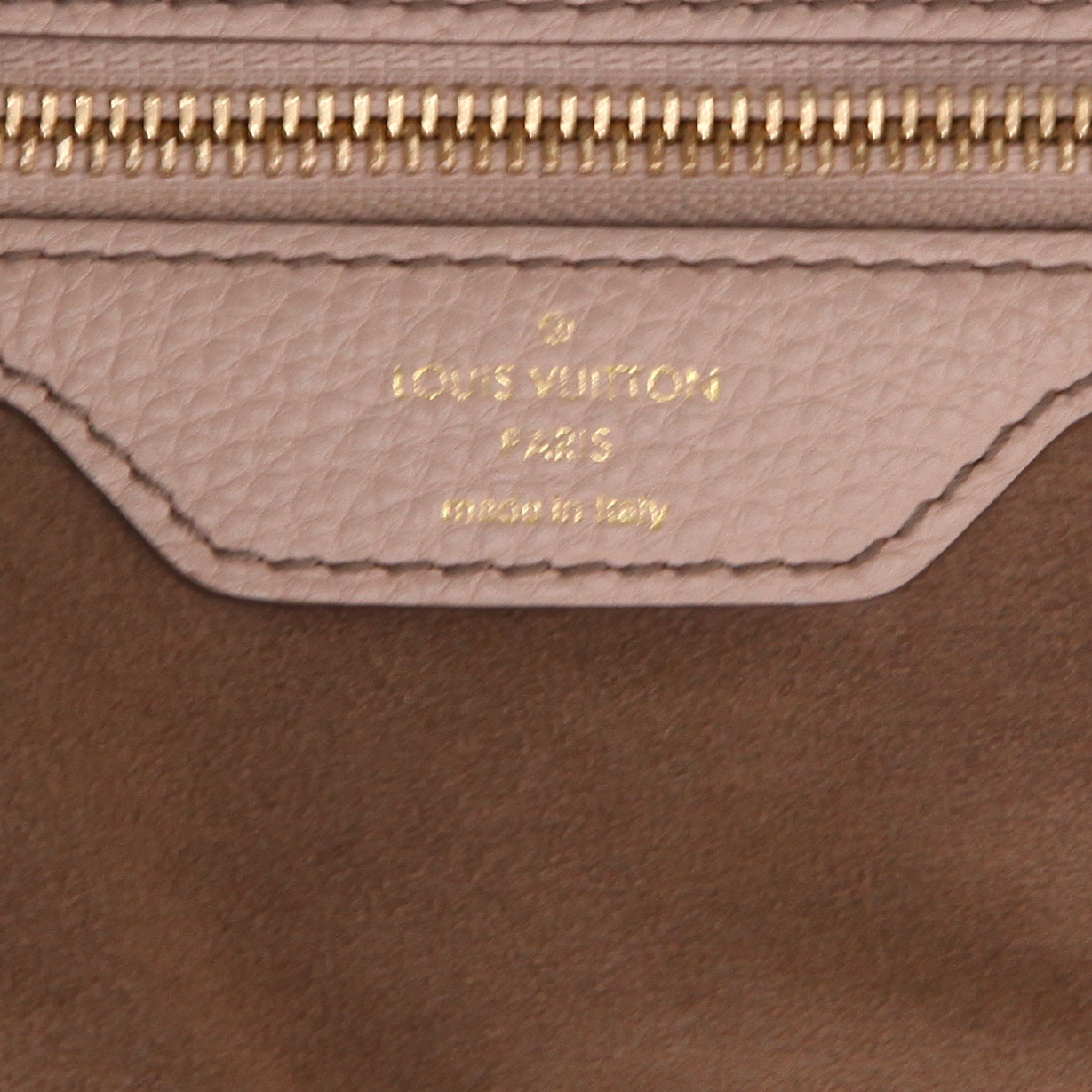 Sac à main Louis Vuitton  L en cuir Mahina beige - Detail D2