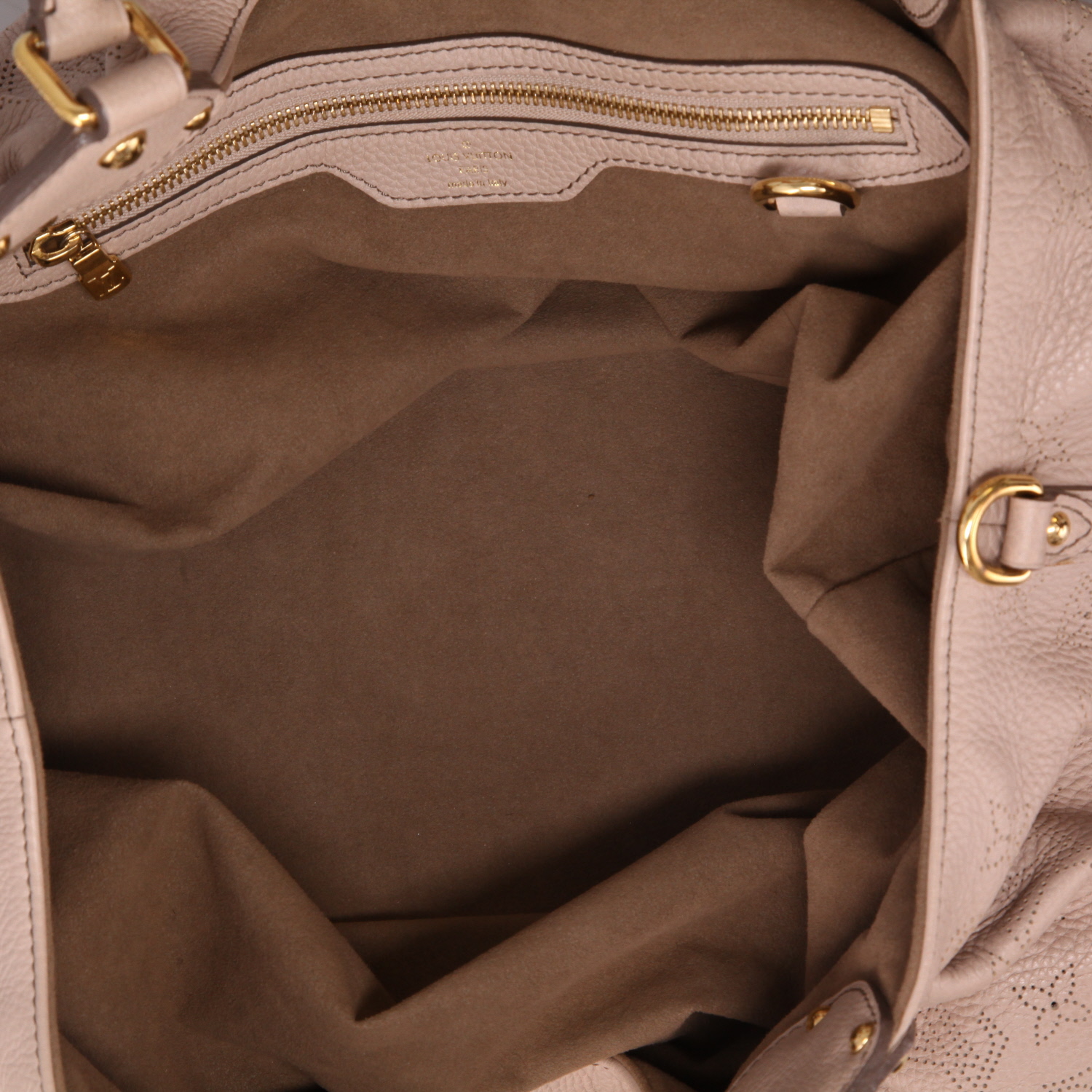 Louis Vuitton  L handbag  in beige mahina leather - Detail D3