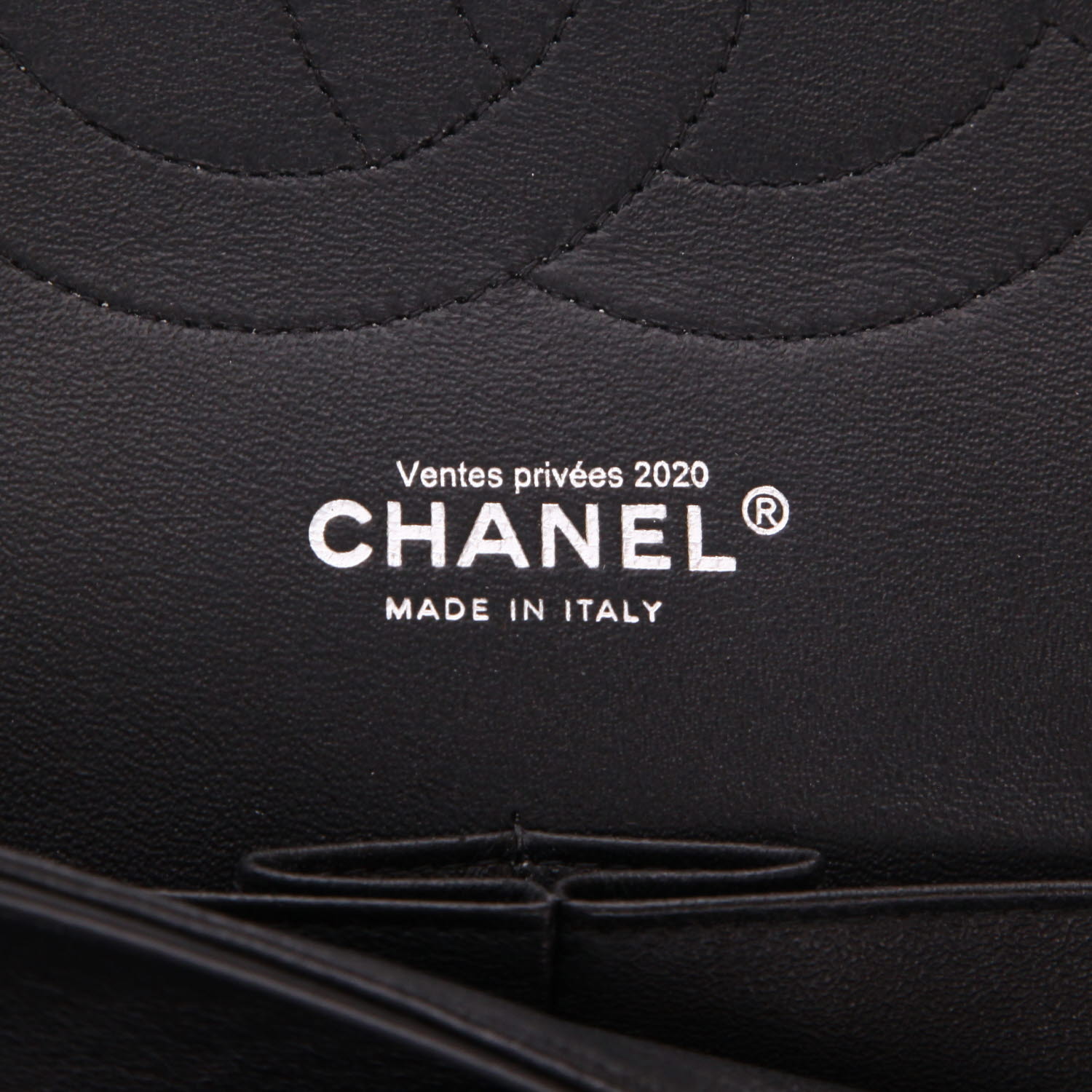 Sac à main Chanel  Timeless Jumbo en cuir verni matelassé noir - Detail D2