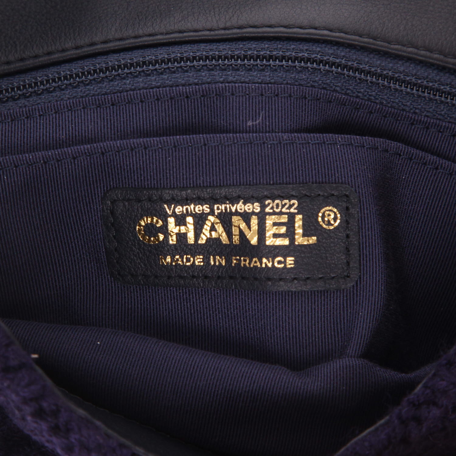 Sac bandoulière Chanel  Mini Timeless en jersey bleu-marine - Detail D2