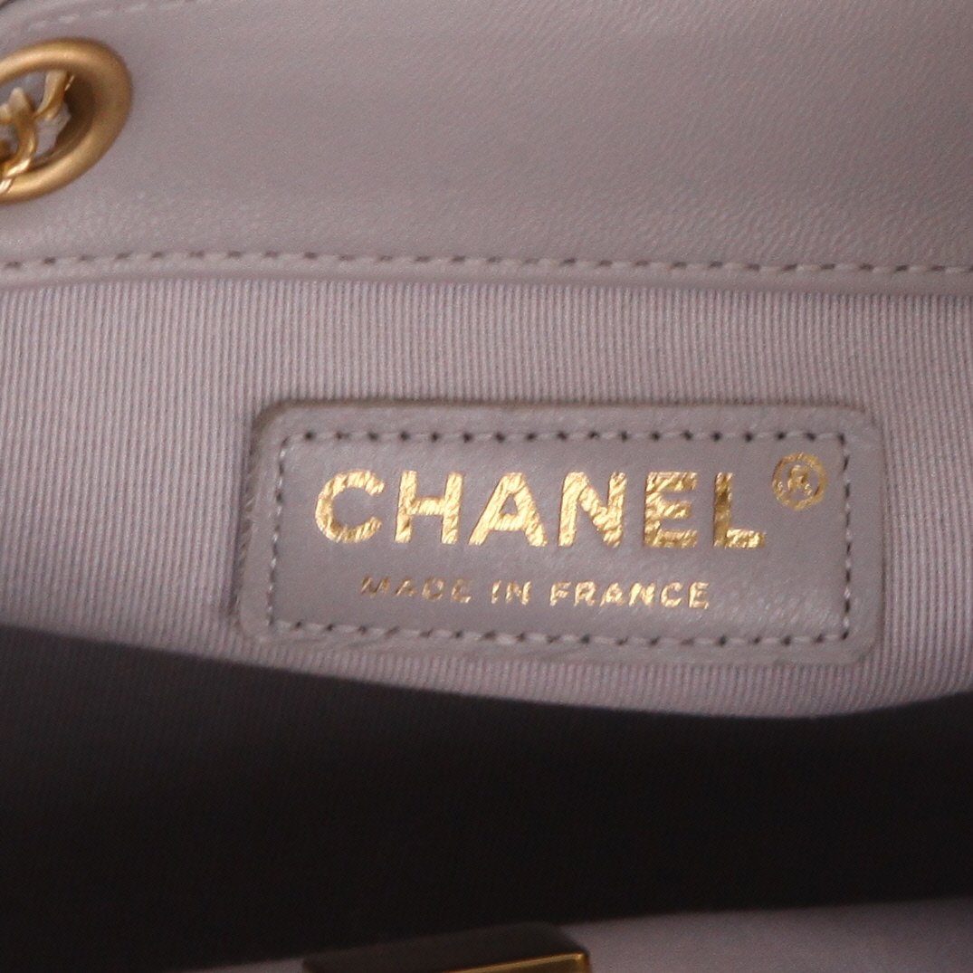 Chanel Seau handba  in grey quilted leather - Detail D2