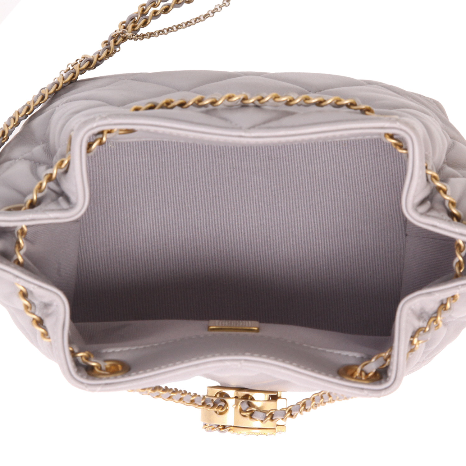 Sac à main Chanel Seau petit modèle en cuir matelassé gris - Detail D3