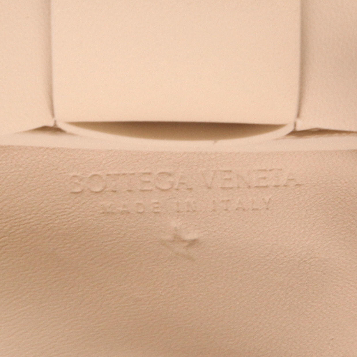 Borsa a tracolla Bottega Veneta  Cassette in pelle verniciata intrecciata beige - Detail D2
