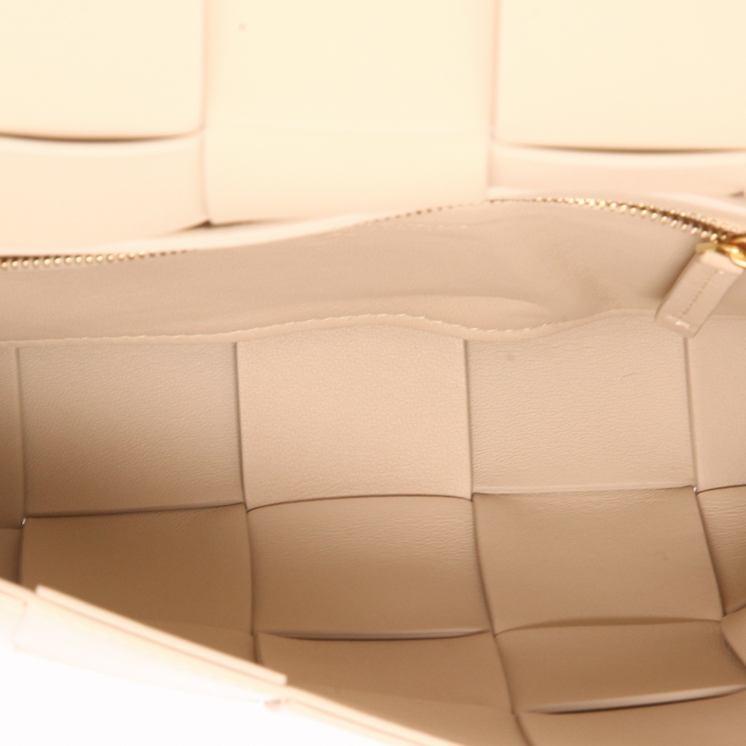Bolso bandolera Bottega Veneta  Cassette en charol trenzado beige - Detail D3
