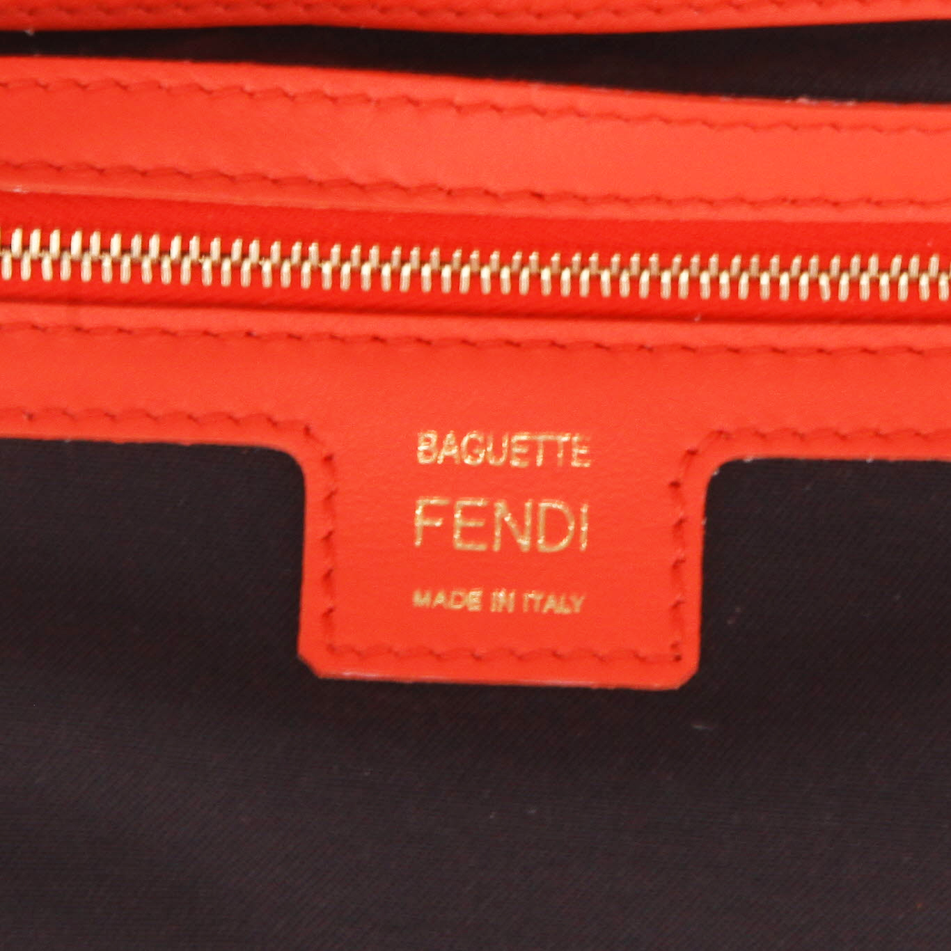 Sac à main Fendi  Baguette en cuir rouge - Detail D2