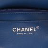 Bolso bandolera Chanel   en cuero acolchado con motivos de espigas azul - Detail D2 thumbnail