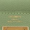 Bolso de mano Hermès  Kelly 28 cm en cuero Evergrain Vert Criquet - Detail D2 thumbnail