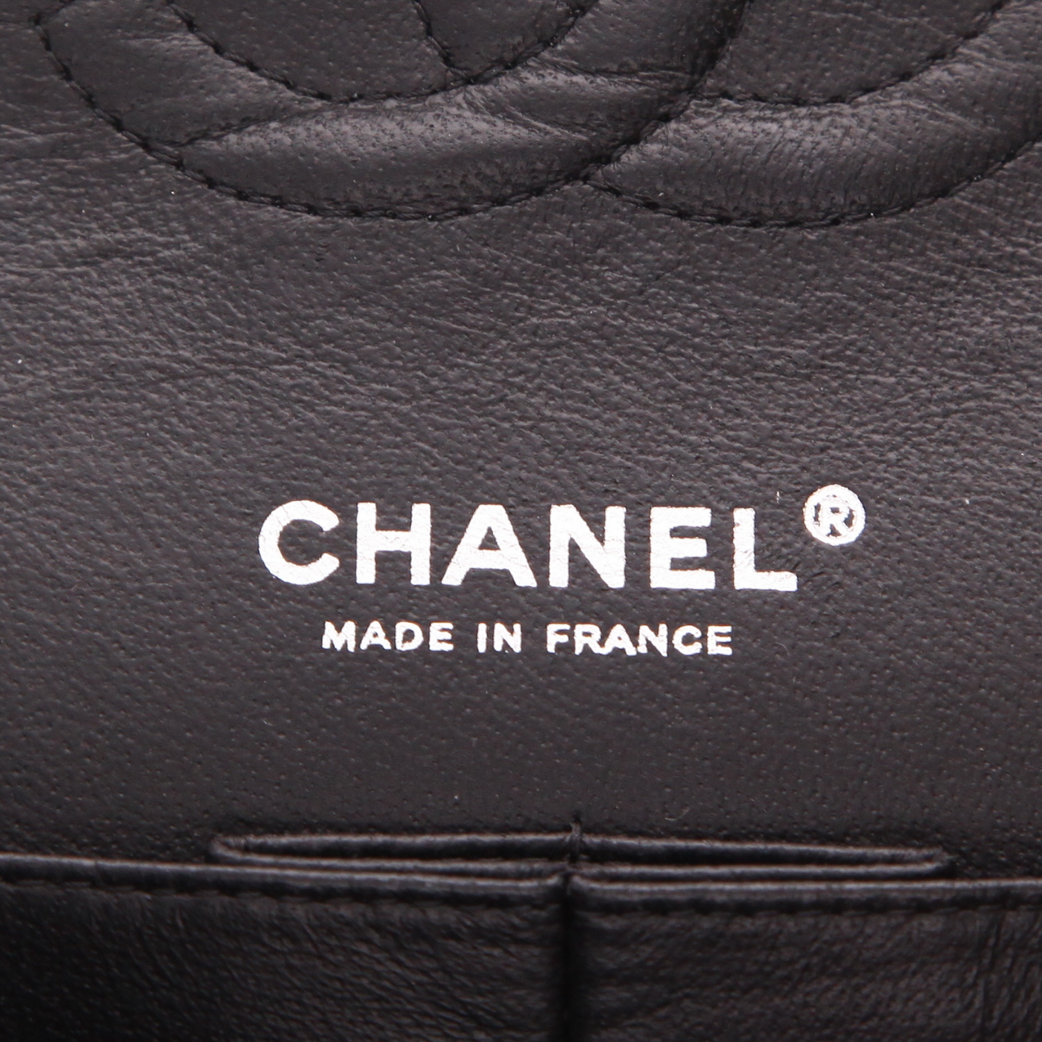 Sac à main Chanel  Timeless Classic en cuir grainé matelassé noir - Detail D2