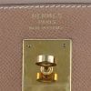Bolso de mano Hermès  Kelly 40 cm en cuero Courchevel color oro - Detail D2 thumbnail