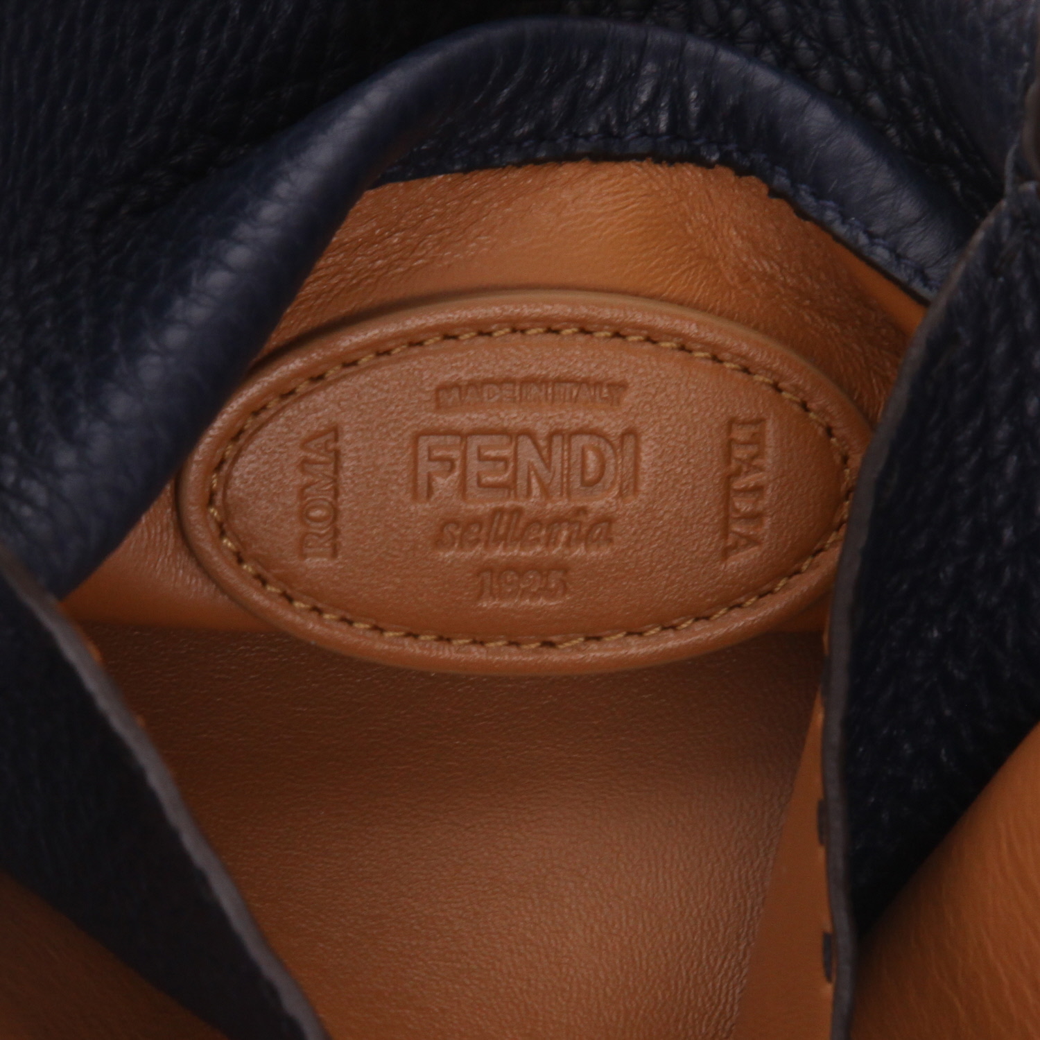 Bolso de mano Fendi  Peekaboo en cuero granulado blanco - Detail D2