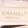 Bolso de mano Chanel   en piedras de fantasía blancas y lona beige - Detail D2 thumbnail