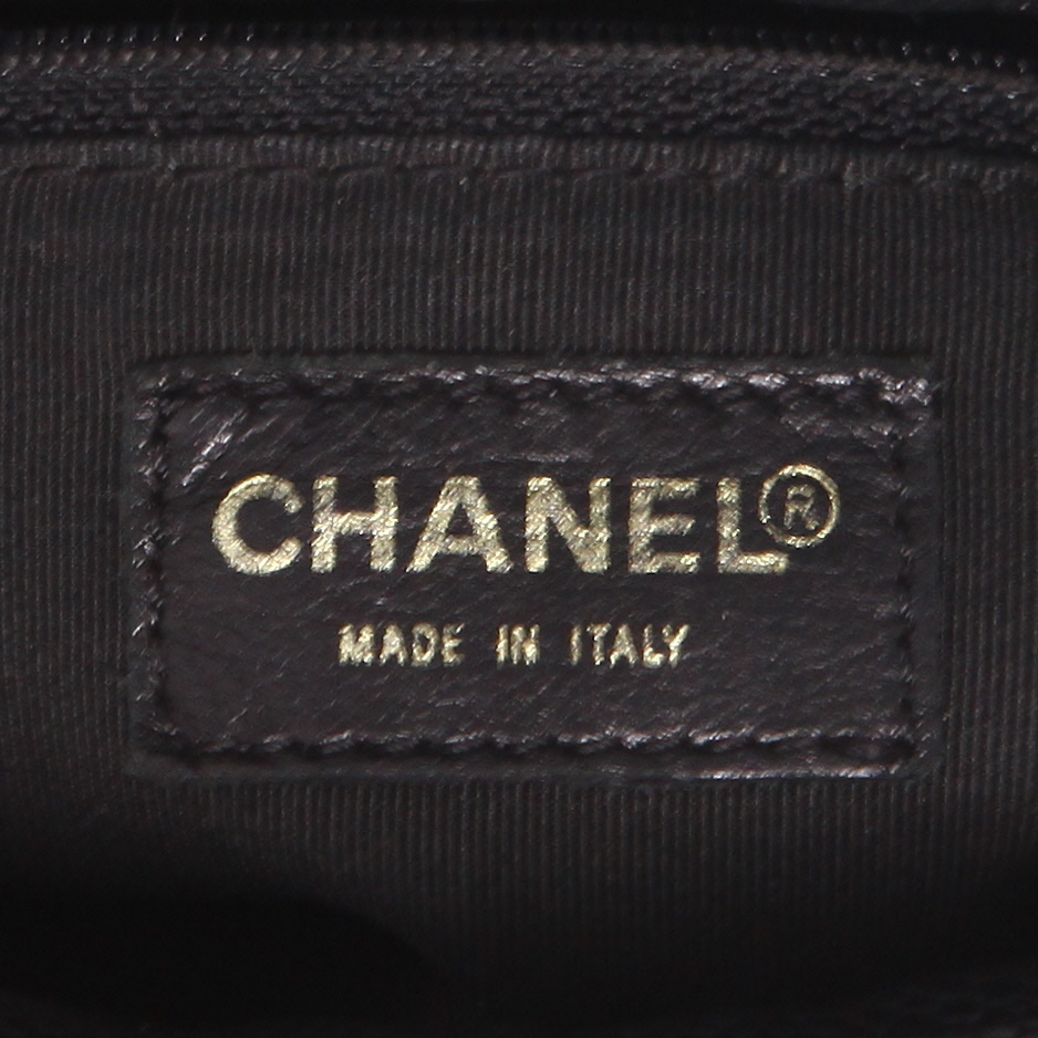 Bolso de mano Chanel   modelo pequeño  en cuero granulado acolchado negro - Detail D2