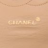 Bolso de mano Chanel   en cuero acolchado beige y blanco - Detail D2 thumbnail