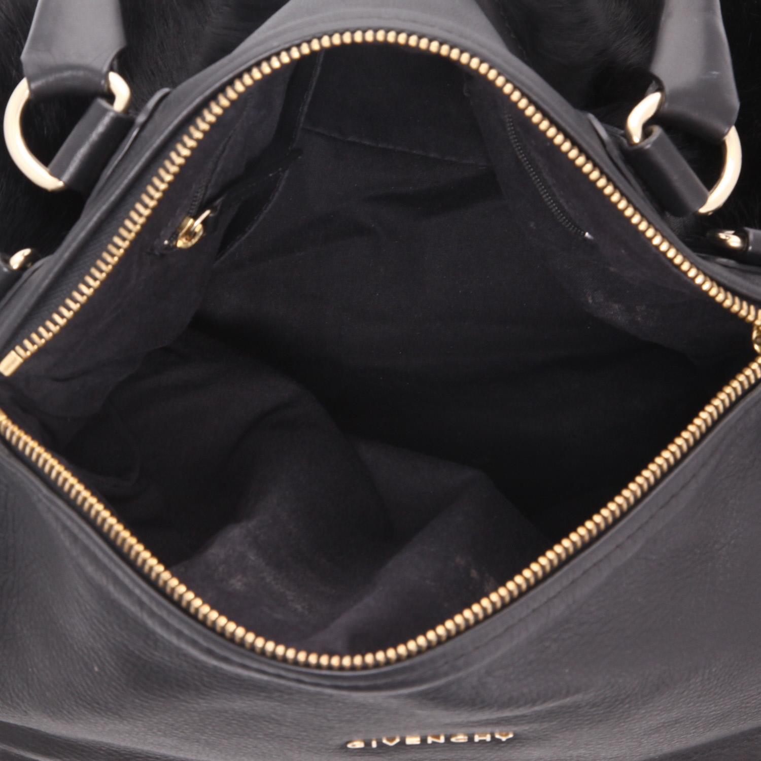 Bolso bandolera Givenchy  Pandora en piel de conejo negra y cuero negro - Detail D2