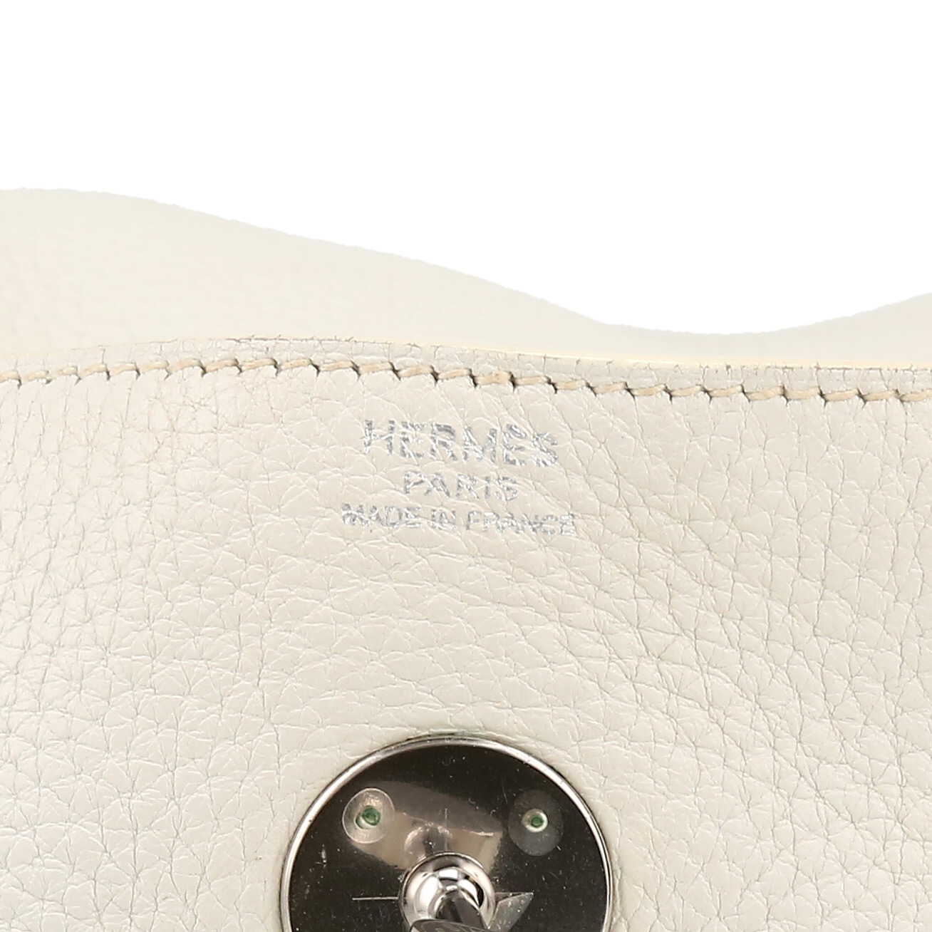 Bolso de mano Hermès  Lindy 30 cm en cuero togo blanco - Detail D2