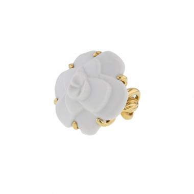 Sortija Chanel Camelia modelo grande de oro amarillo y calcedonia