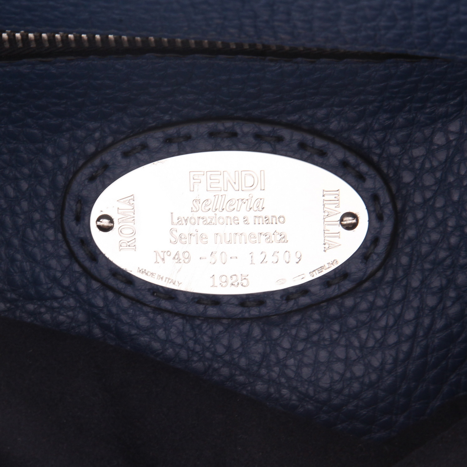 Bolso bandolera Fendi  Peekaboo modelo grande  en cuero granulado azul - Detail D2