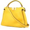 Bolso de mano Fendi  Peekaboo ISeeU modelo pequeño  en cuero amarillo - 00pp thumbnail