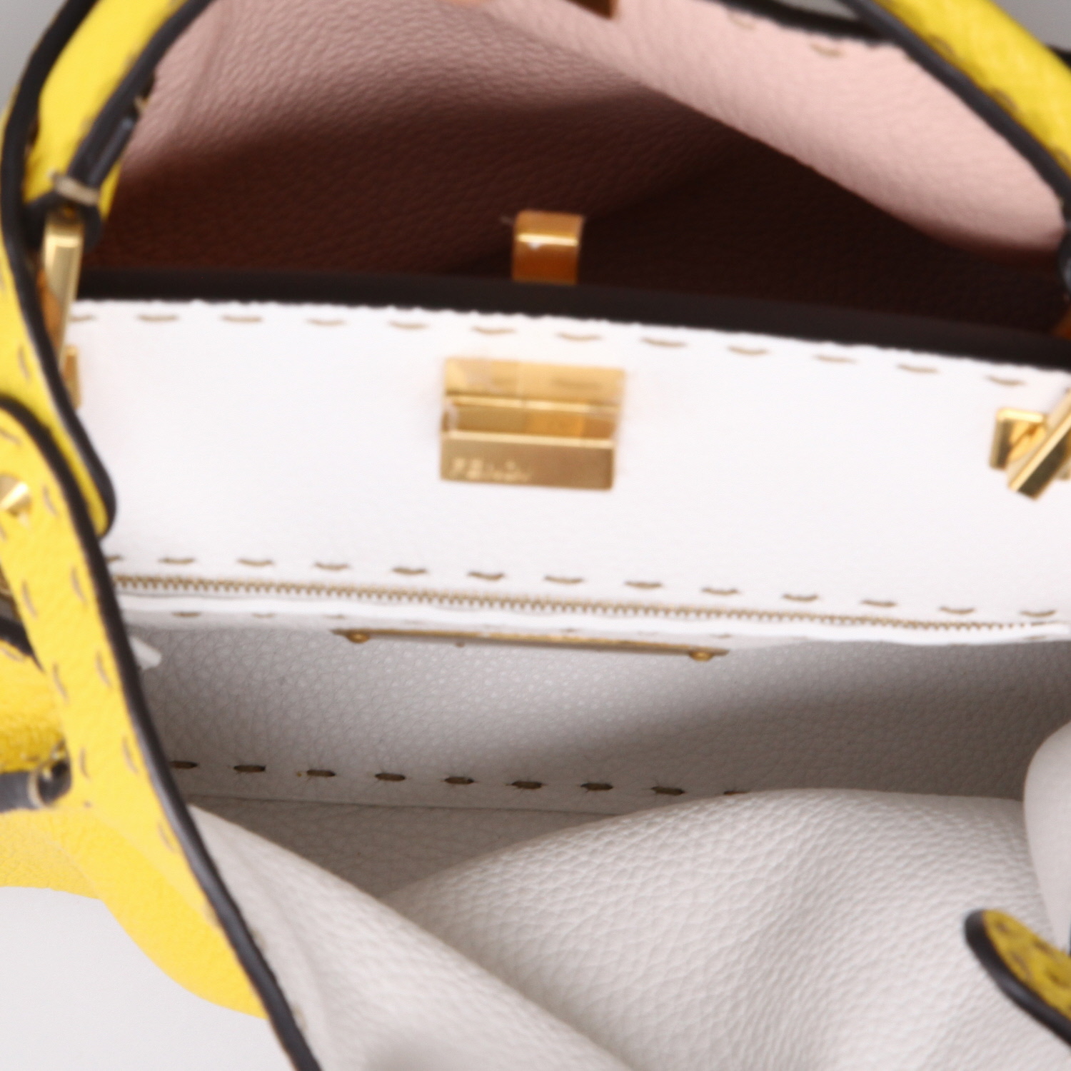 Bolso de mano Fendi  Peekaboo ISeeU modelo pequeño  en cuero amarillo - Detail D3
