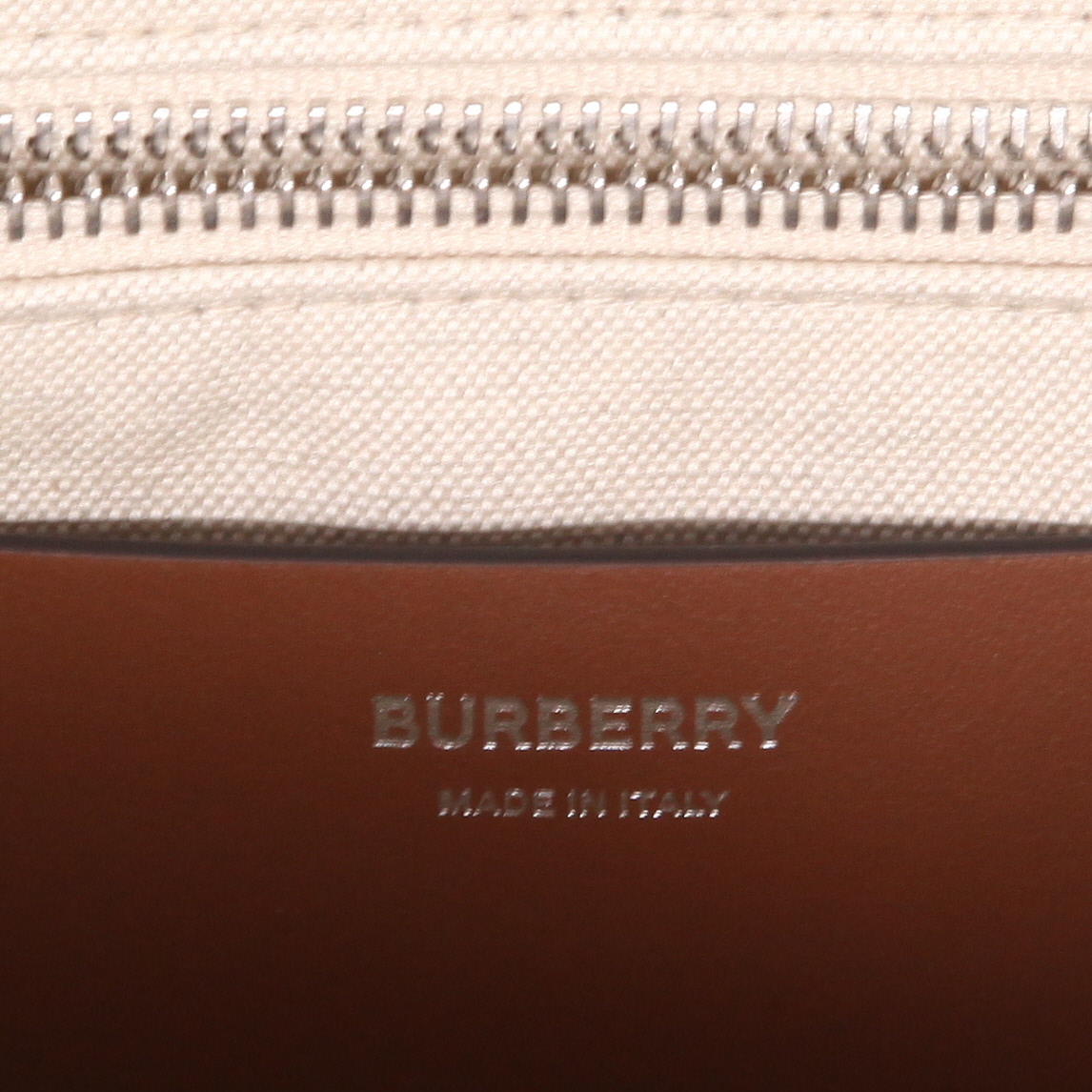 Sac cabas Burberry  Freya moyen modèle  en toile noire et cuir marron - Detail D2