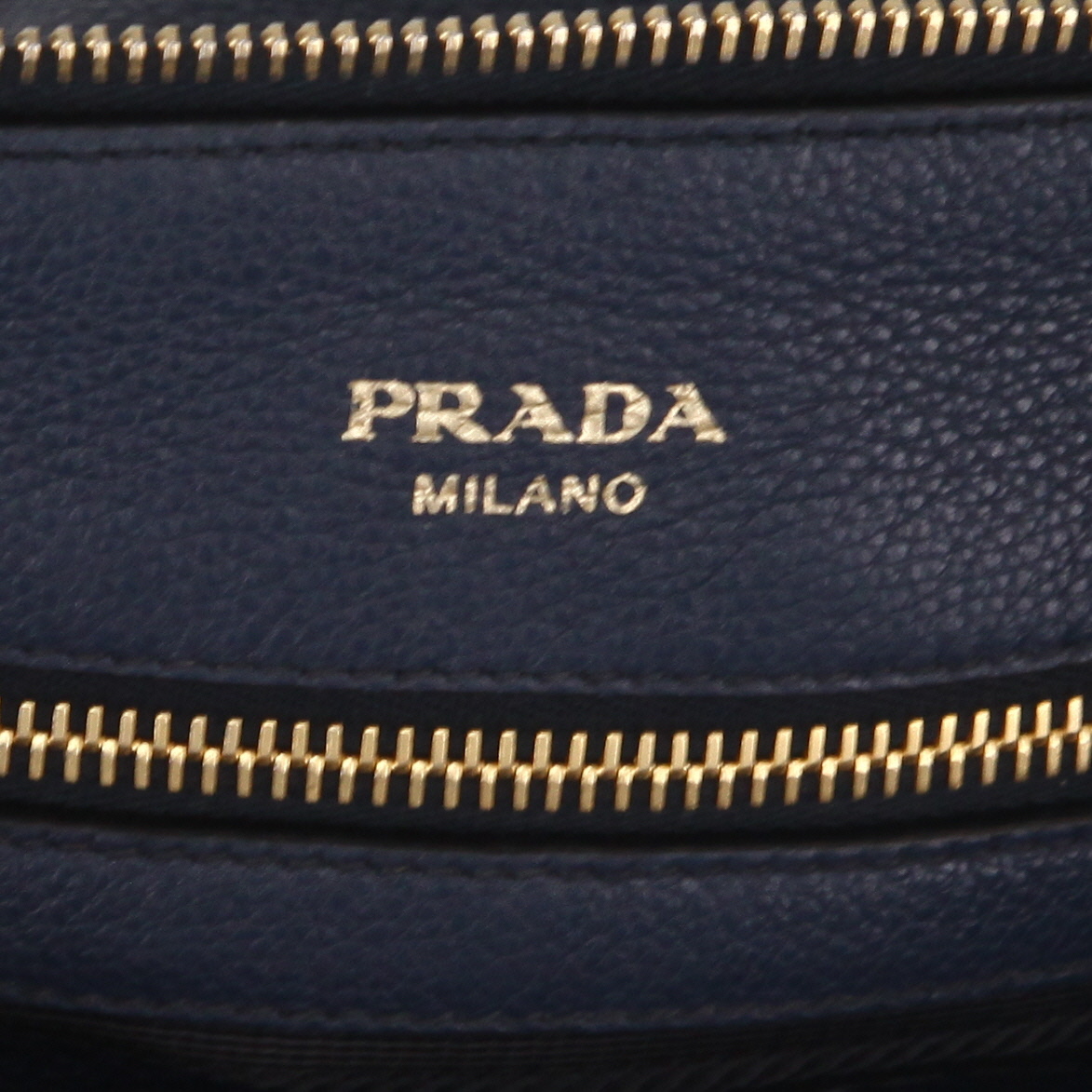 Sac bandoulière Prada en cuir grainé bleu - Detail D2
