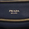 Sac bandoulière Prada en cuir grainé bleu - Detail D2 thumbnail