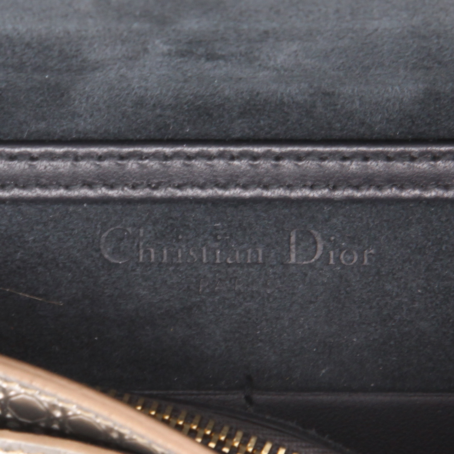 Bolso bandolera Dior  30 Montaigne en cuero dorado - Detail D2