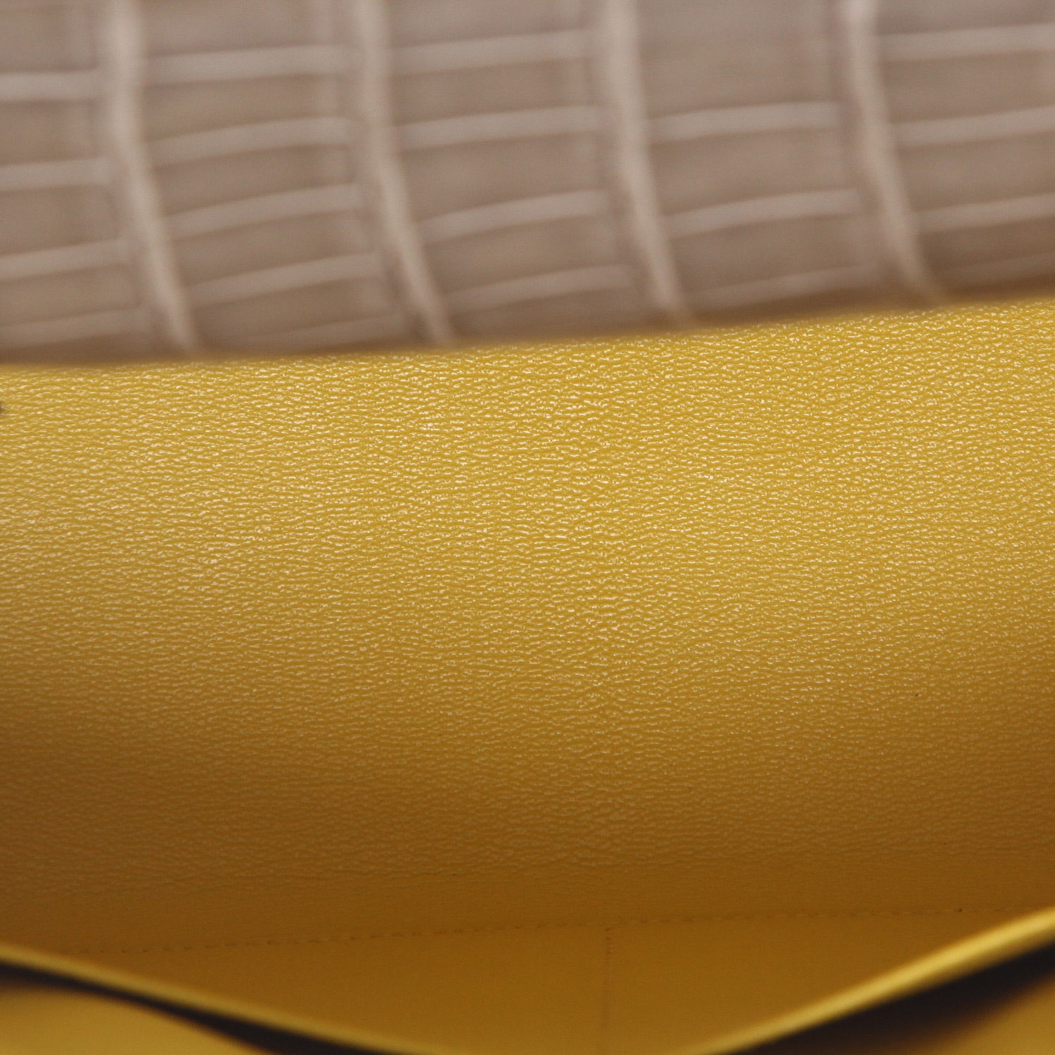 Bolso de mano Hermès  Kelly 28 cm en aligátor gris - Detail D3