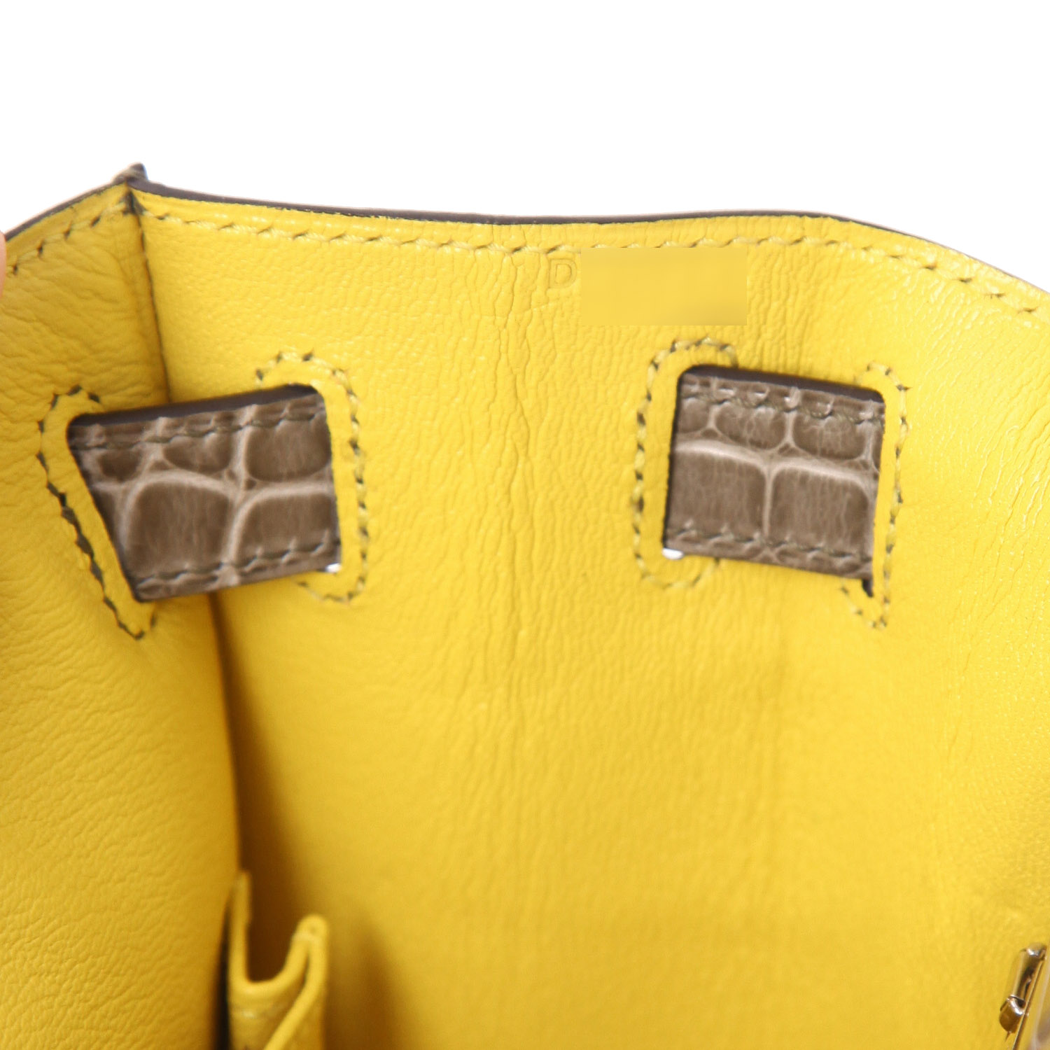 Bolso de mano Hermès  Kelly 28 cm en aligátor gris - Detail D4