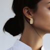 Paire de boucles d'oreilles Cartier Olympe en or jaune et diamants - Detail D1 thumbnail